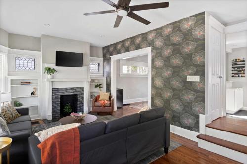 Cincinnati House | 7mins to Downtow Fresh Design Office Backyard BBQ