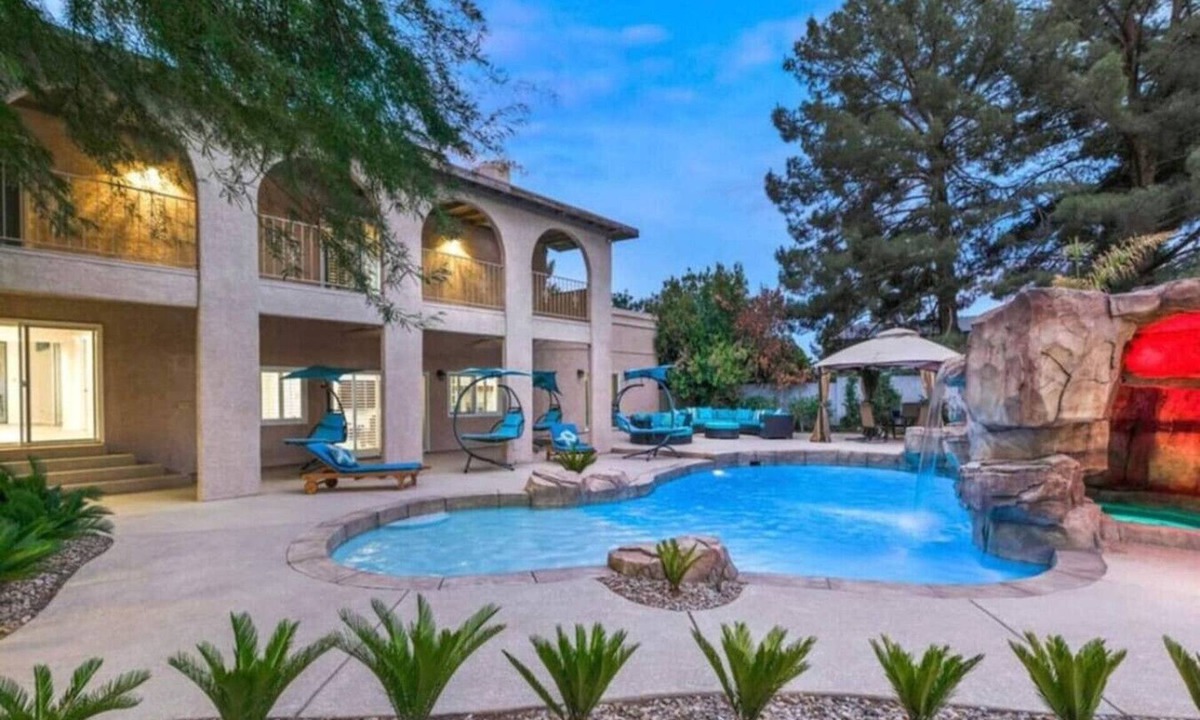 Paradise House | 9 bedroom estate close to the strip