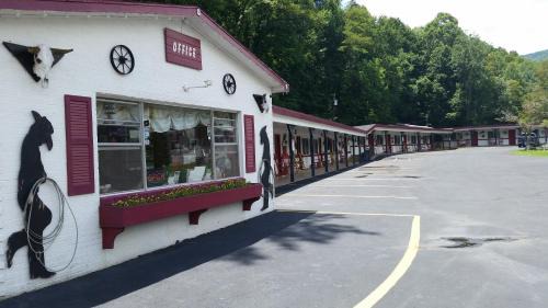 Maggie Valley Hotel | A Holiday Motel - Maggie Valley