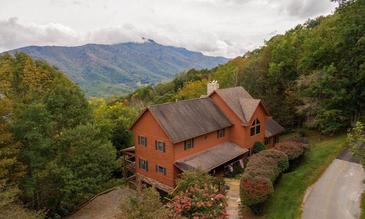 Seven Devils House | Above the Clouds | Sleeps 13 | Game Room | Pet Friendly | Mountain Views