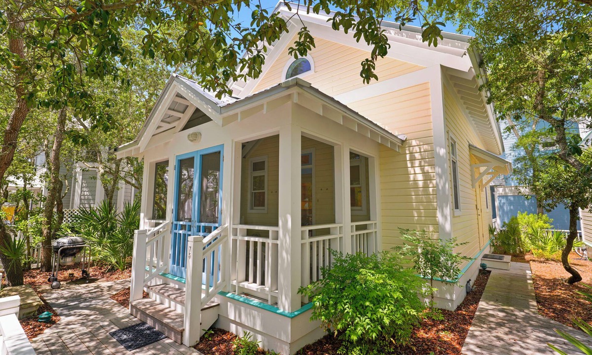 Seaside House | Across from Pool in Seaside, 176 yards to Beach, 2 Bed, Sleeps 4 + 2 Bikes!