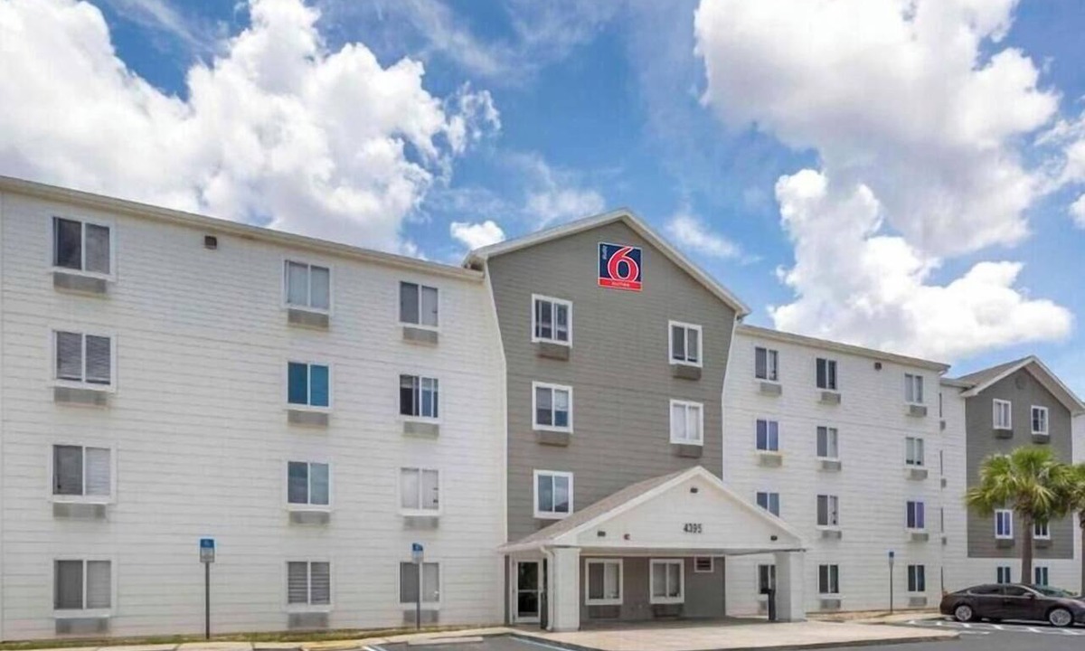 Fort Myers Apartment | ADA Full Bed,Tub,Nsmk|Kitchen|Studio 6 Fort Myers