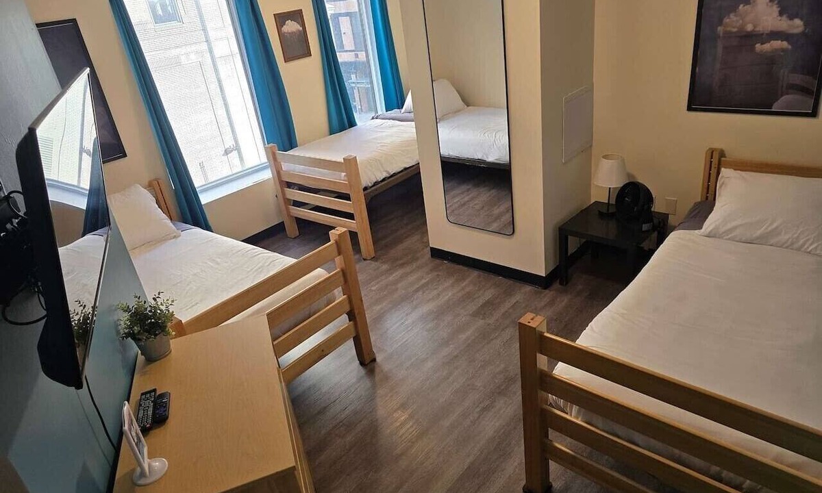 Downtown Pittsburgh Apartment | Affordable Downtown Apt | 3 Beds + 60” TV | Walk t