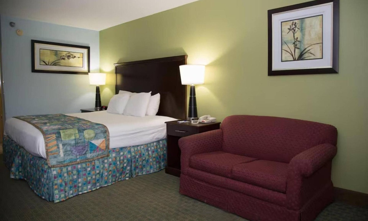 Mary Esther Hotel | Affordable Room Minutes to Wild Willy's Adventure Zone | Free On-site Parking