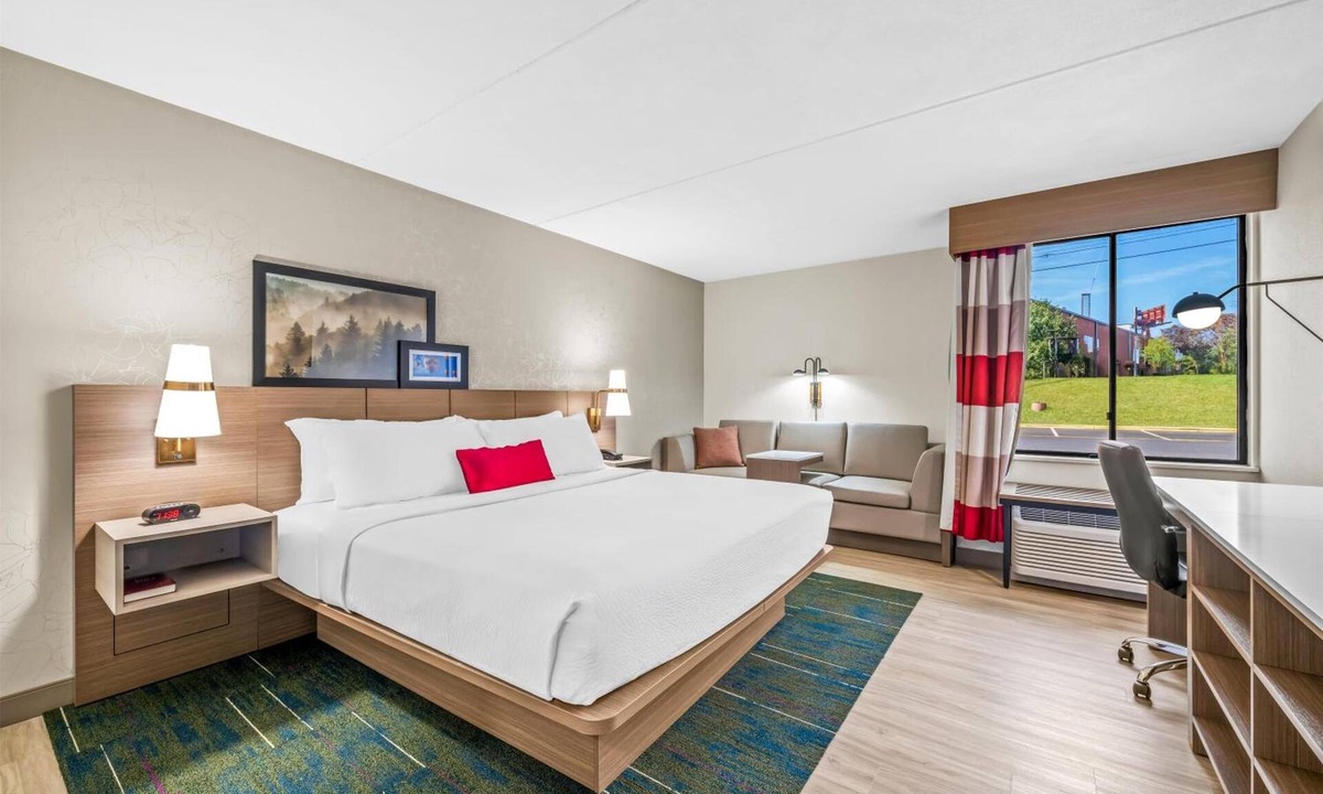 Statesville Hotel | Affordable Stay w/Free Breakfast | Near Statesville Historic District - 2 miles