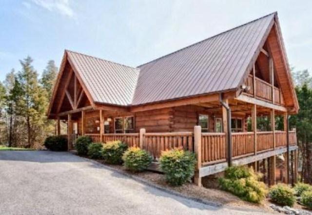 Pigeon Forge House | Airport Runway 33 cabin
