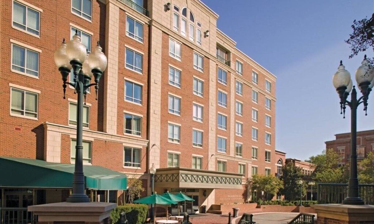 Old Town West Condo | Alexandria | Family Capital Trip | Gym + WiFi | 2BR Condo