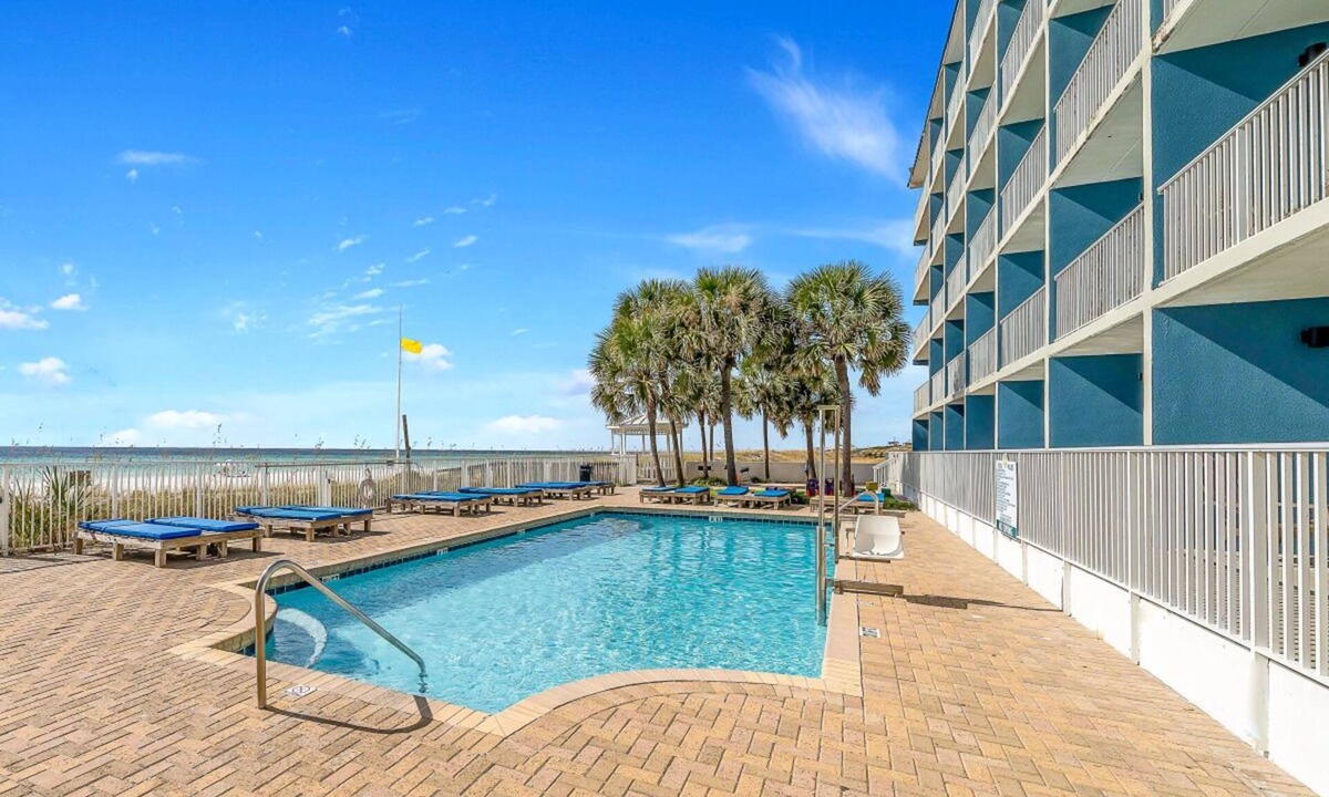 Fort Bay House | Always a Great Idea To Unwind! Full Kitchen, Beachfront Property, Free Parking