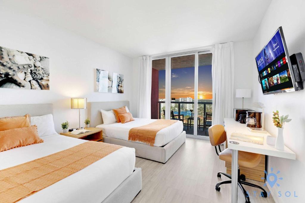 Hallandale Beach Hotel | Amazing Balcony Near Beach