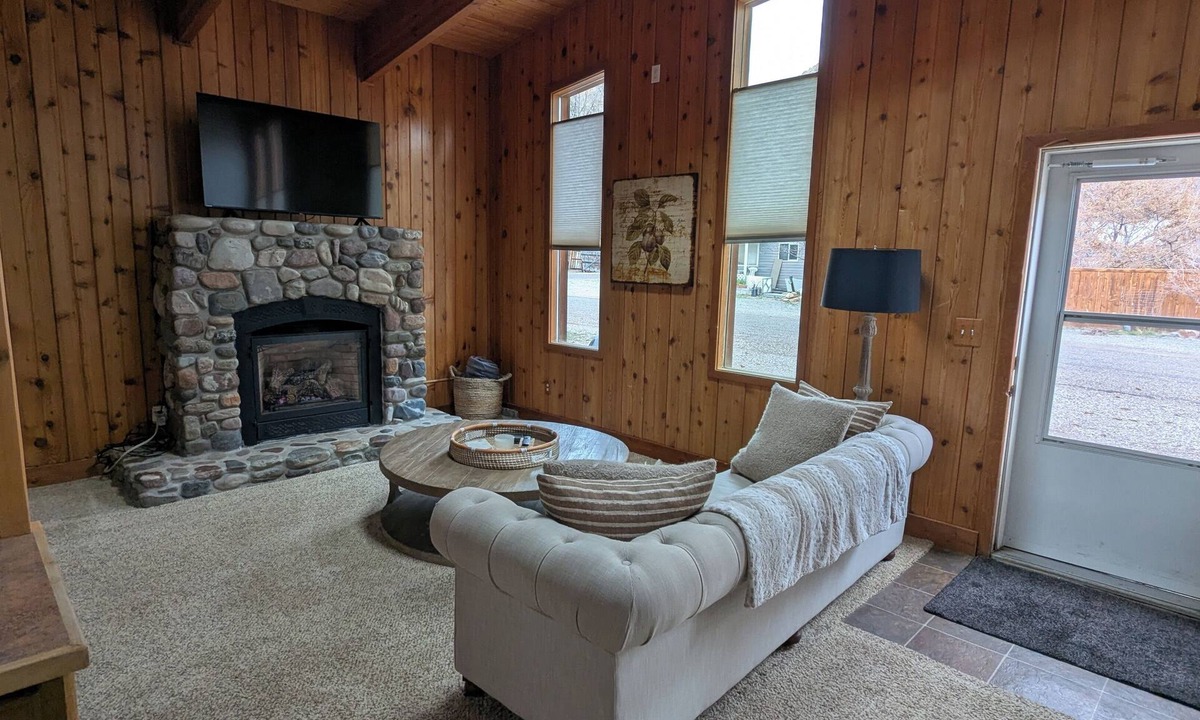 Challis Apartment | Annie Oakley's Outpost - Large 1-Bedroom in the Heart of Challis