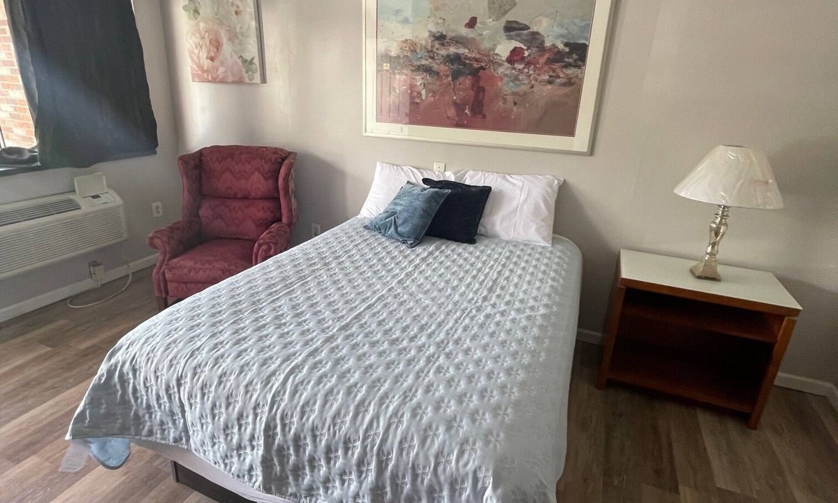 Winchester Hotel | ANS Inn has clean, spacious rooms located on 5 acres with little traffic.