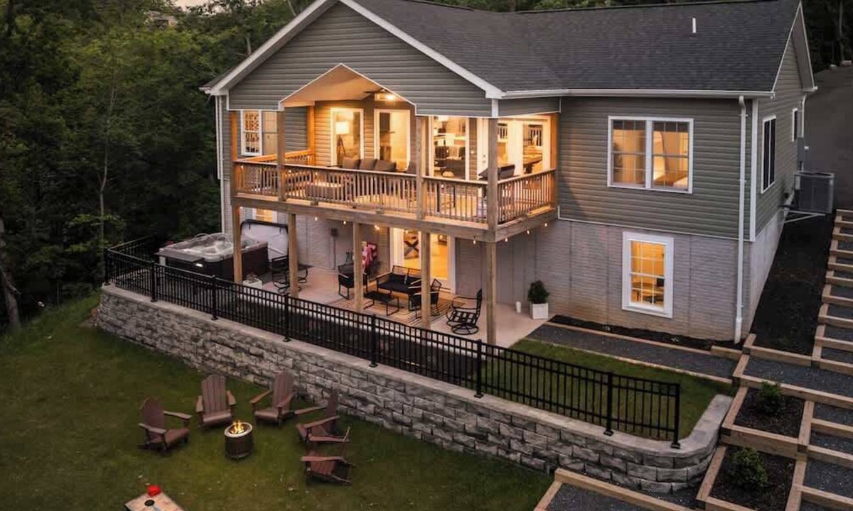 Front Royal Cottage | Apple Mountain House | Hot Tub | Game Room