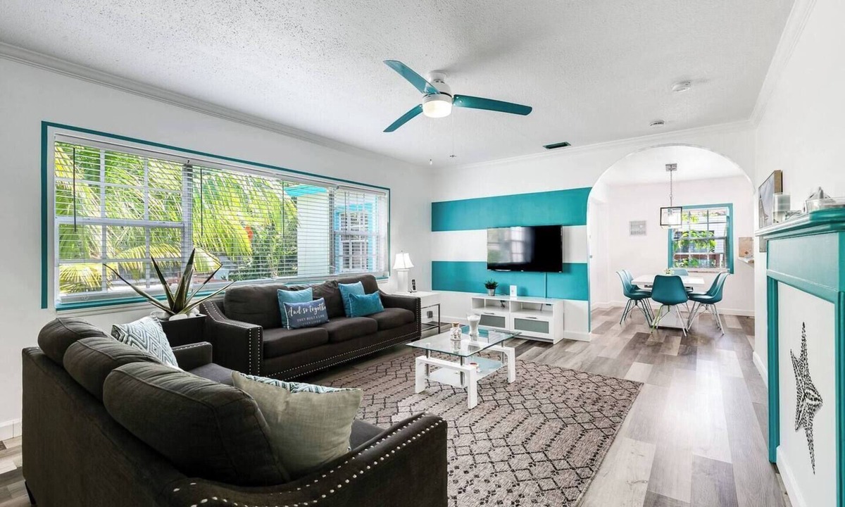 Downtown Hollywood House | Aqua Breeze Villa with King Bed