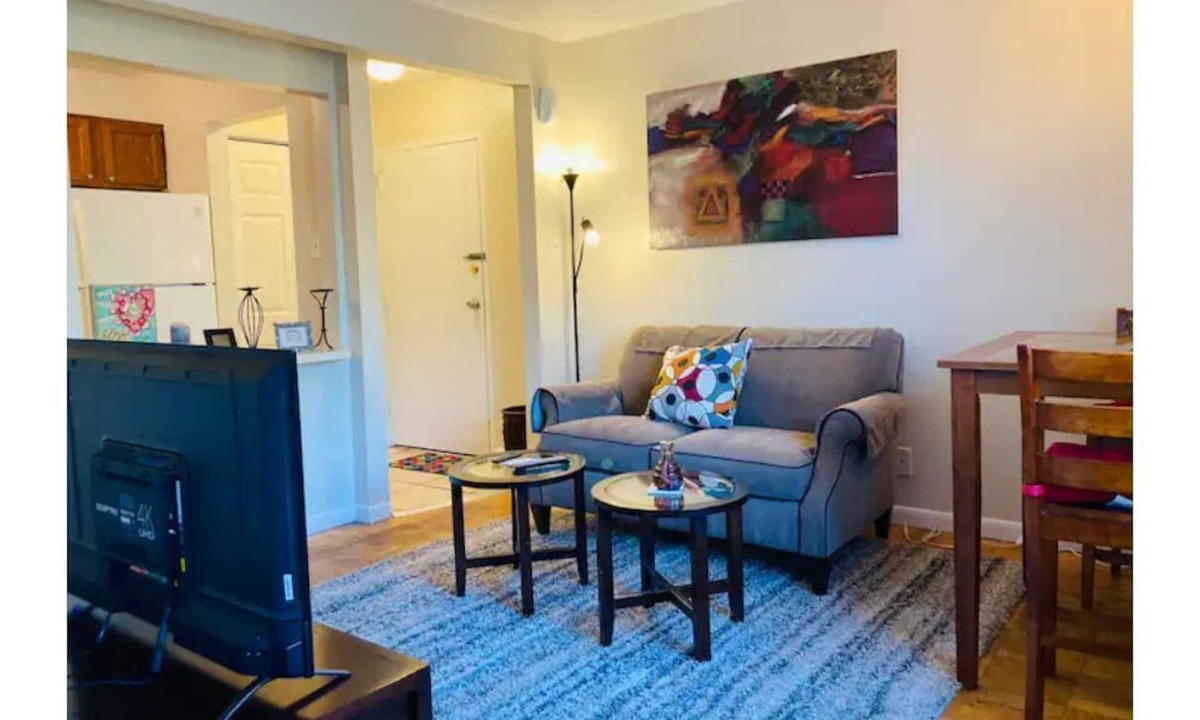 Nauck Apartment | Arlington Gem-Commuter Delight Quite Neighborhood