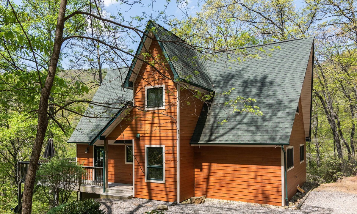 Fairview Ski Chalet | ASHEVILLE Luxury cabin HOT TUB VIEWS 7 Acres Romantic