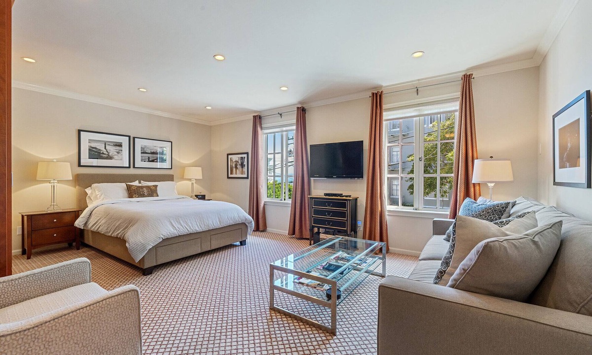 Russian Hill Apartment | AVAILABLE THIS FALL: 50+ FIVE STAR REVIEWS!
