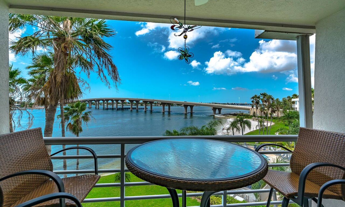 St. Petersburg Condo | Bay View Condo - Balcony Dining, Resort Pool + Hot Tub Access