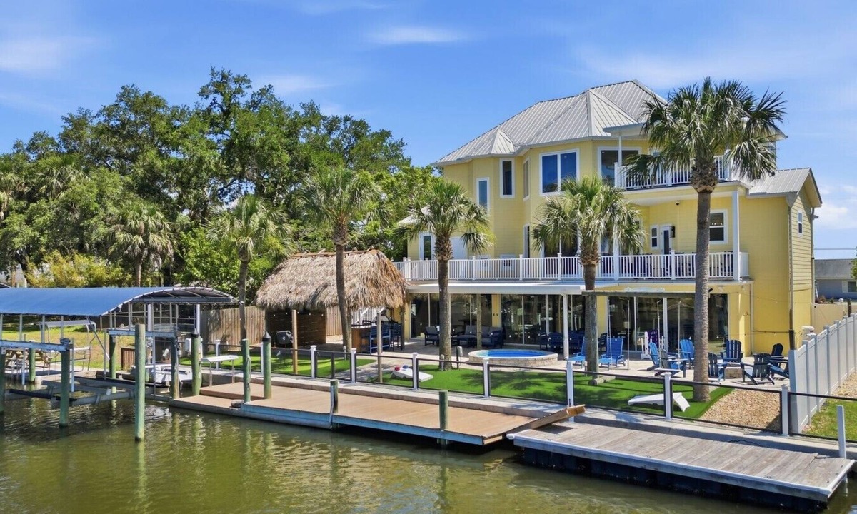 Dixie Shores House | Bayshore Getaway - Crystal River Waterfront 5BR, Private Dock, Sleeps 11