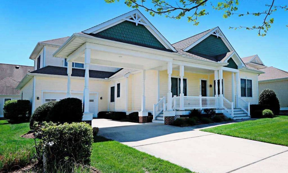 The Commons House | Bayside Resort house w/basketball court, fireplace, gym, and golf on-site