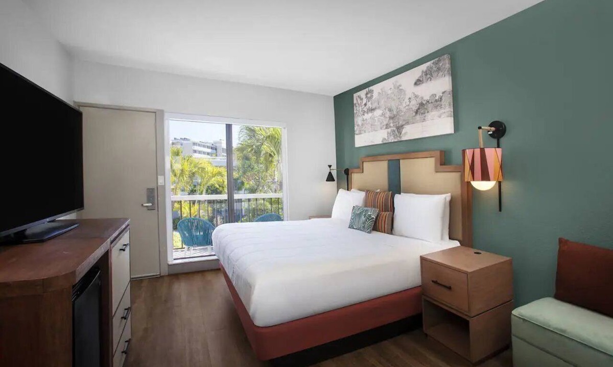 St. Pete Beach Hotel | Beachcomber 2-Room Stay with Courtyard Views and Pool Access