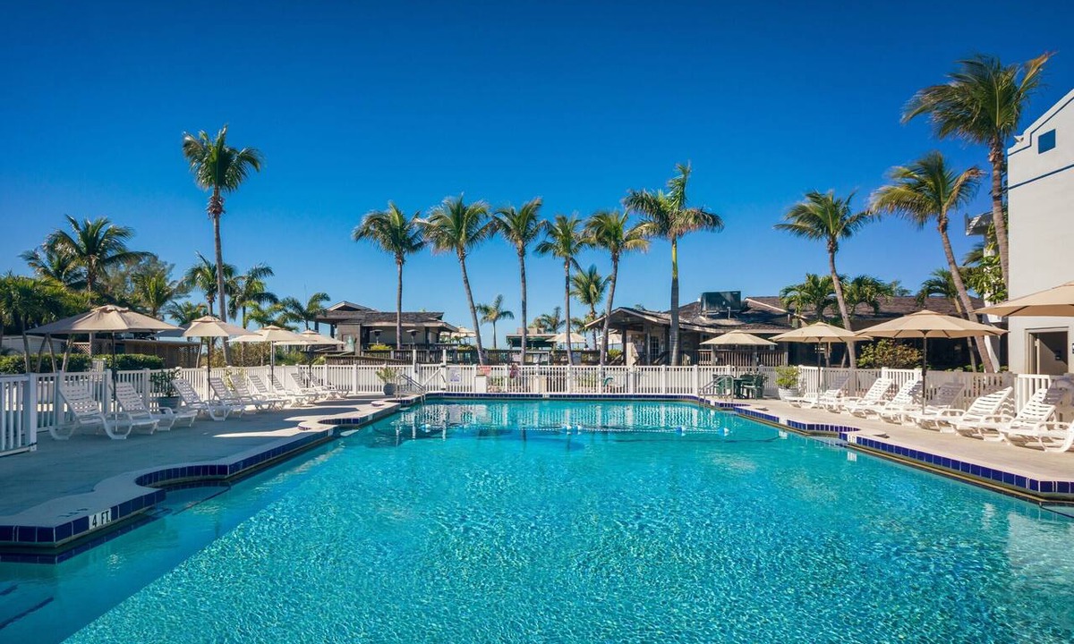 St. Pete Beach Hotel | Beachcomber 2-Room Stay for Beach Weekends with Pool Access