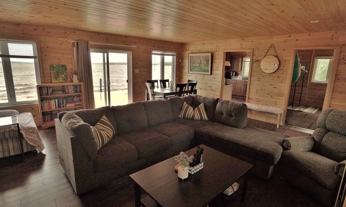 Killaloe Cottage | Beachfront