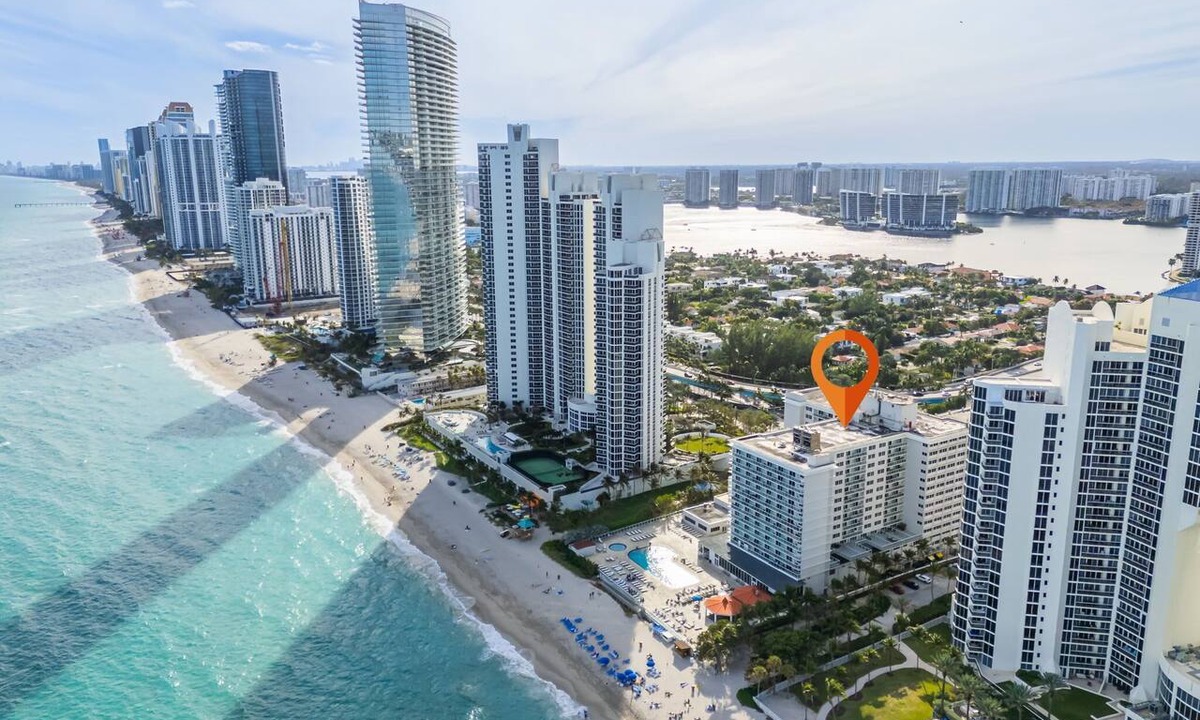 Sunny Isles Beach Apartment | Beachfront Resort Studio 2 Queens Balcony & Pool
