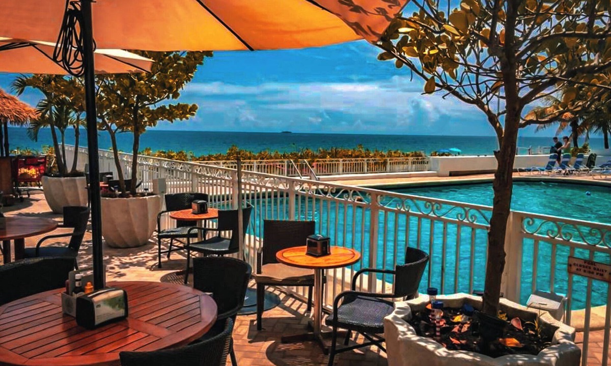 Galt Mile Resort | Beachfront Resort Hotel Room with Balcony