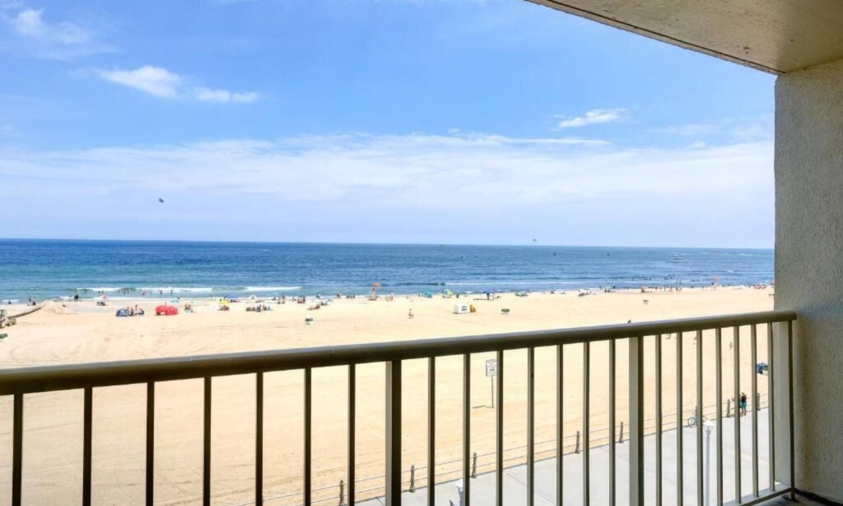 Northeast Virginia Beach Hotel | Beachfront Resort! 1 Bedroom Oceanfront room at Beach Quarters Resort
