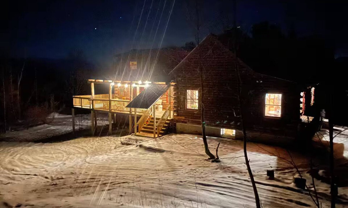 Cambridge Cabin | Beautiful Log Cabin Immersed in Nature