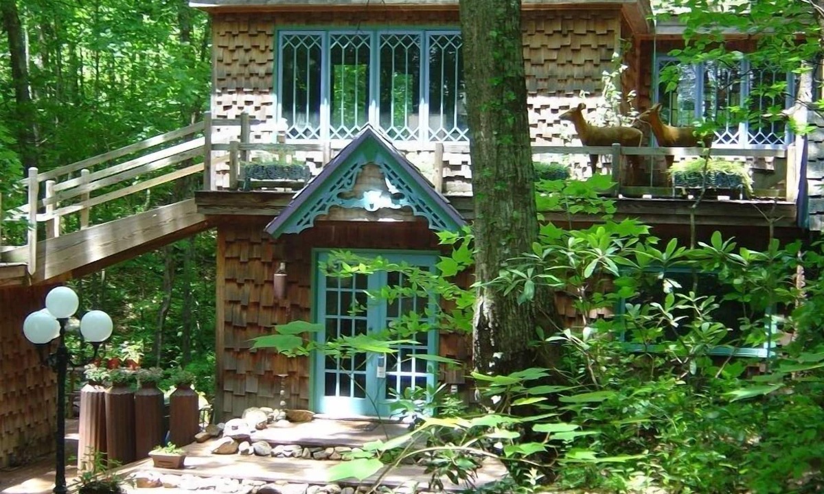 Bakersville House | Beautiful Three B/R three full bath Home on 1,800 Ft. of Waterfalls