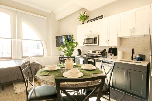 Downtown Cincinnati Apartment | Bengals Paycor Reds 6 min Walk Free Parking