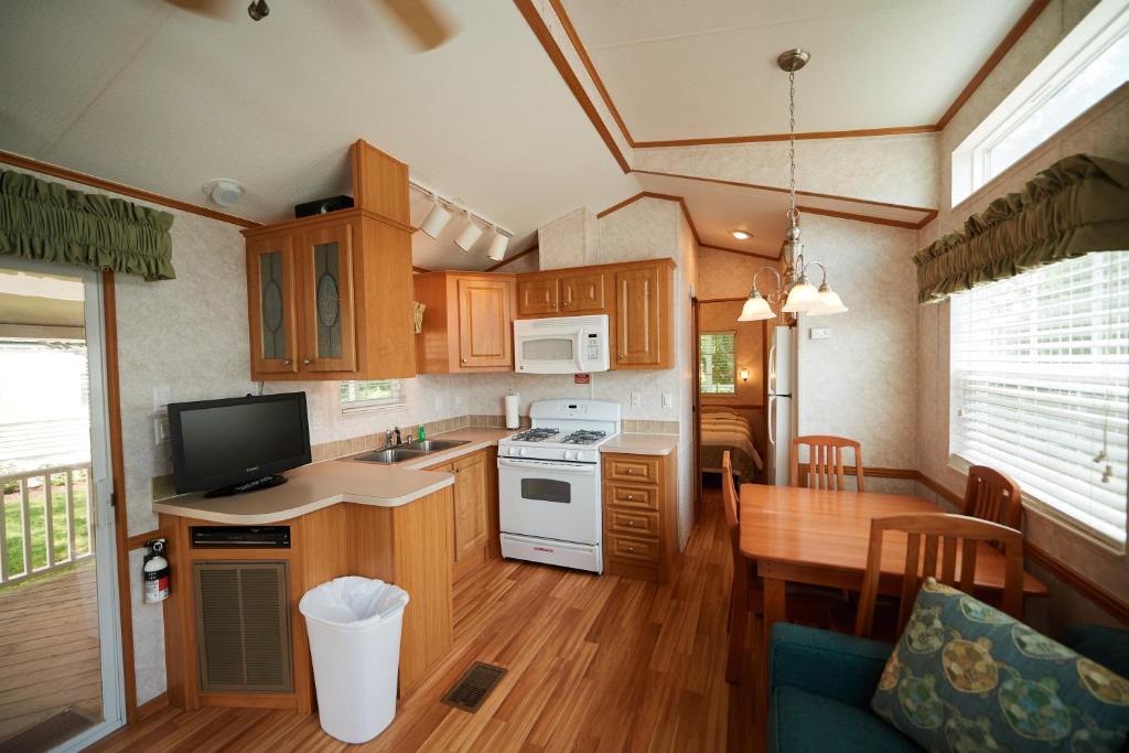 Urbanna House | Bethpage Two-Bedroom Cottage 12