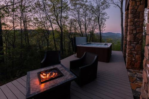 Black Mountain House | Black Mountain Log Cabin Secluded, Pet-friendly 3BD with Hot Tub & Views!