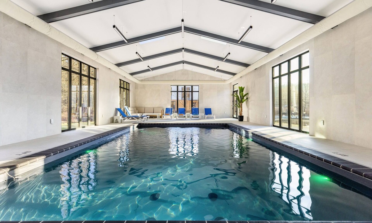 Scotrun House | Blue Pond modern home with Indoor Pool/Firepit/Volleyball/Pond by Water Park