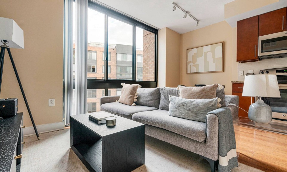 Mount Vernon Triangle Apartment | Blueground | Mount Vernon Triangle, pool, nr National Gallery of Art