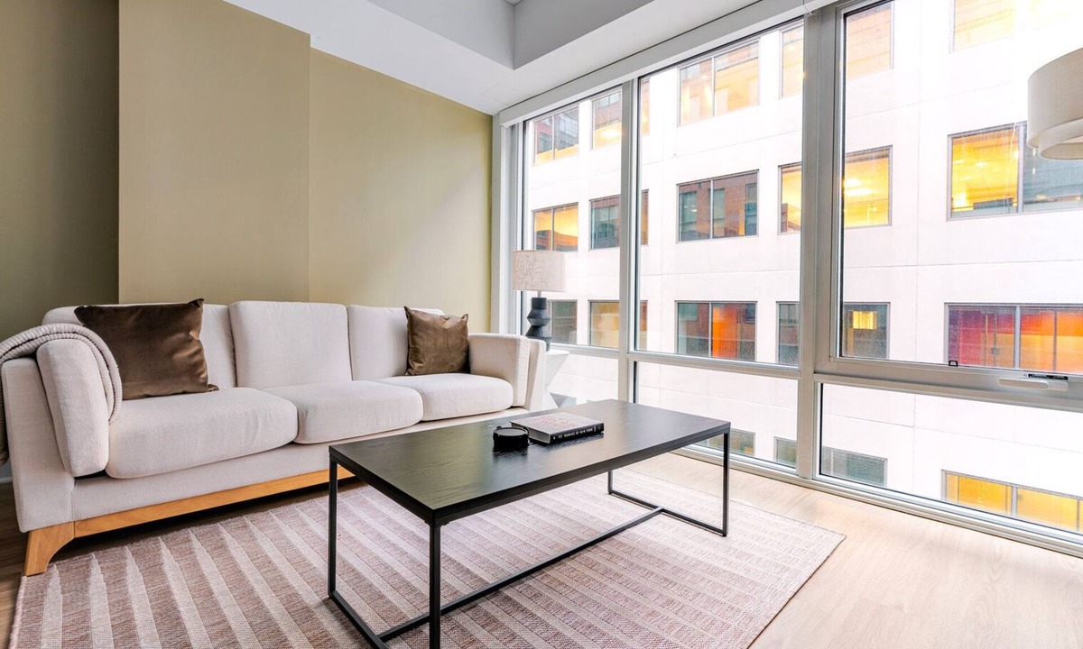 Mount Vernon Triangle Apartment | Blueground | Mount Vernon Triangle, pool, nr National Gallery of Art