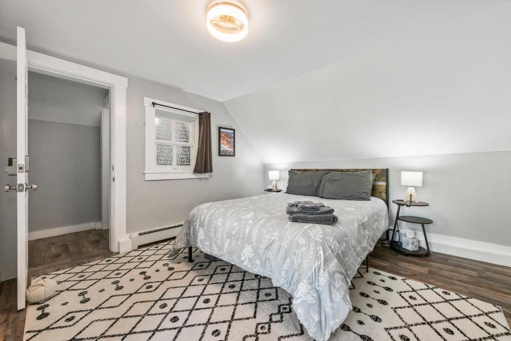 Whitefield House | Bond Modern Cozy Apt 2nd Floor