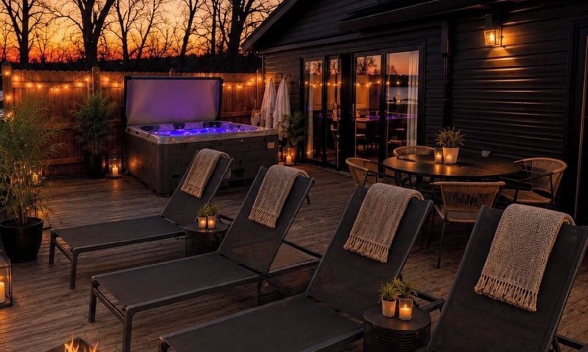 Henderson House | Boutique Lakefront Cottage, Hot Tub, Sauna
