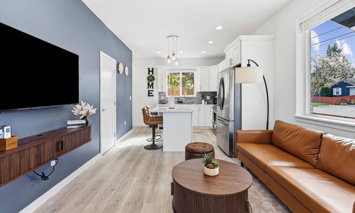 Burien House | Brand New 3BR Home with King Bed, AC – Near Airport