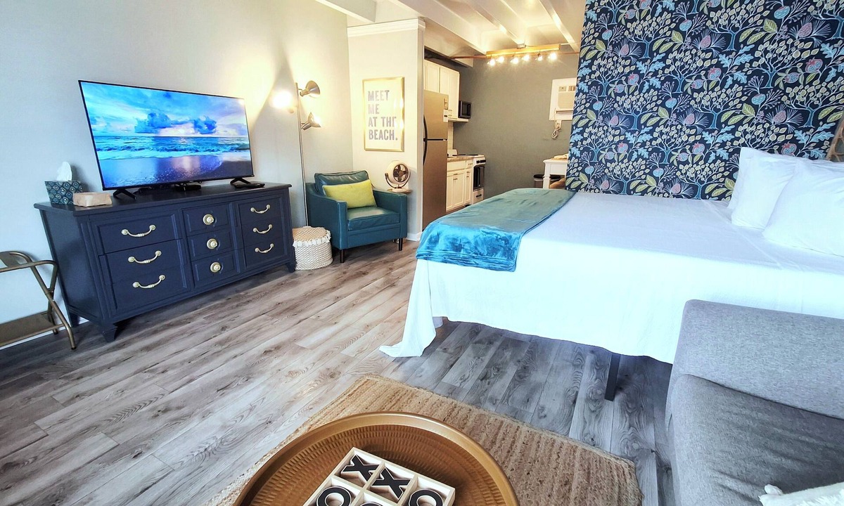 Bel Air Condo | Breezy Bungalow | On The Beach | Sleeps 4 | Stylish Studio | No Resort Fees