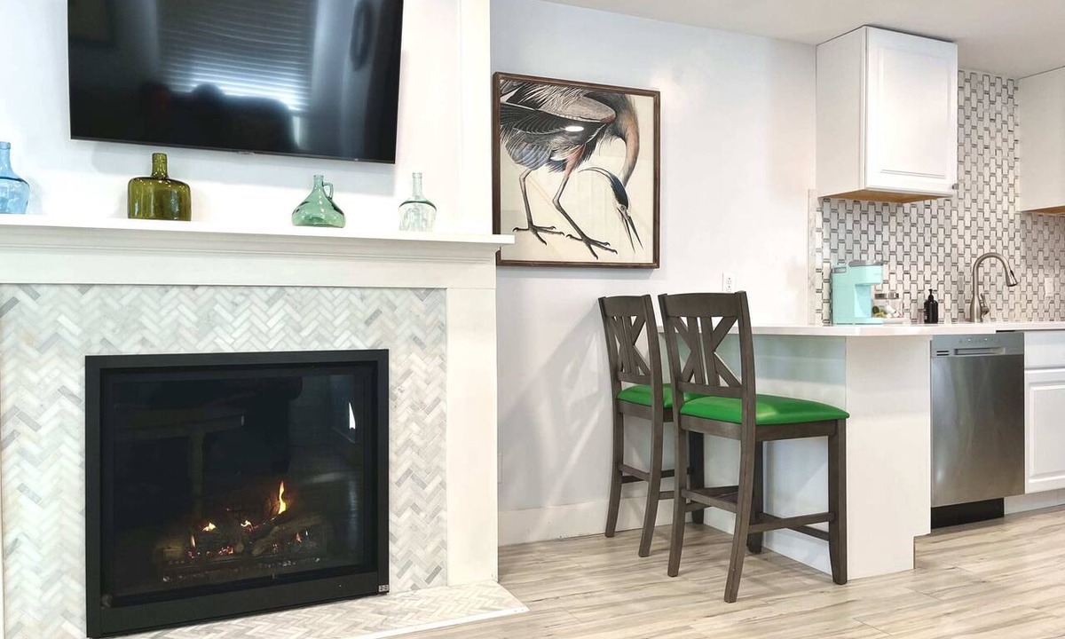 Clayton Condo | Bright Bespoke 1-BR Unit in the Cottages on James