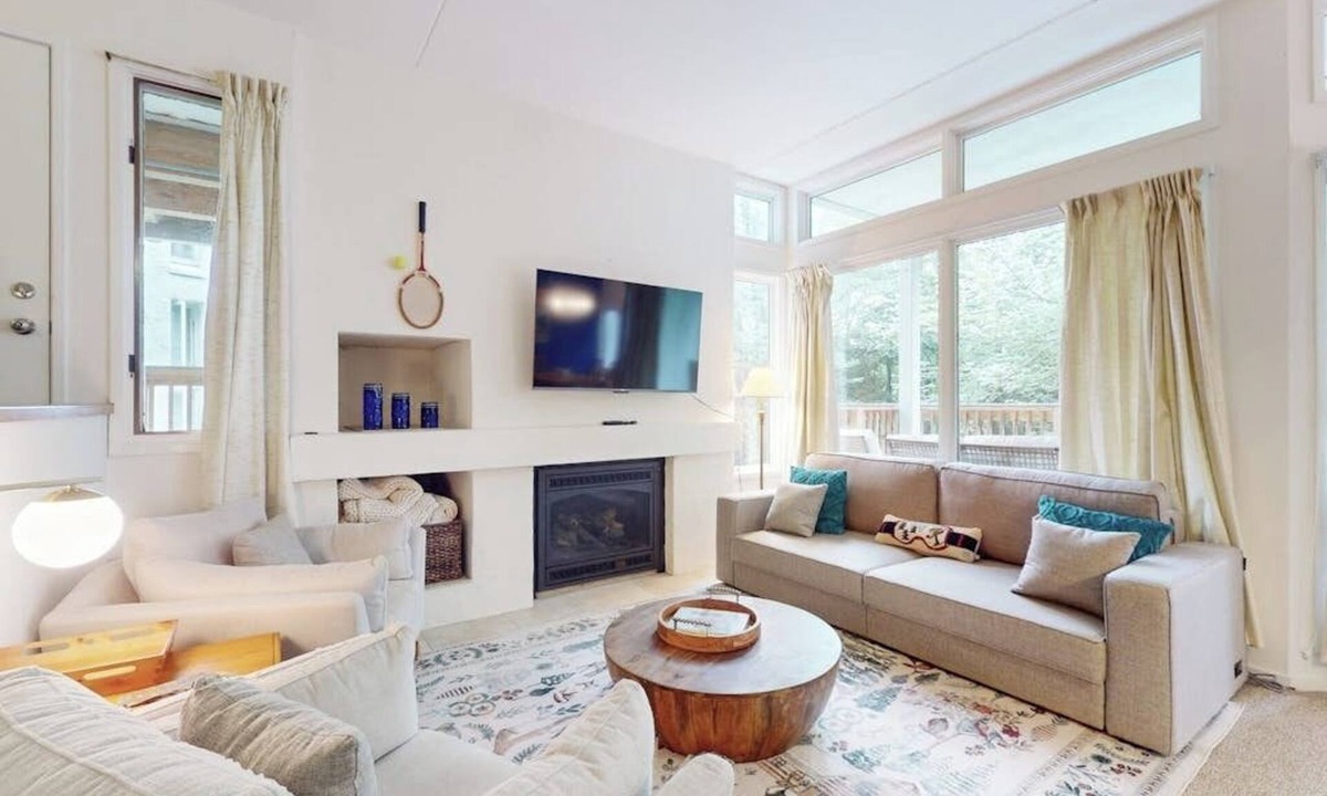 Warren Condo | Bright & cheery condo w/wifi, pools, tennis, gym, sauna, & game room