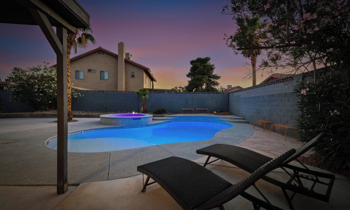 Canyon Gate Master House | Bright! Contemporary Modern 4BR, Lg Backyard w/New Spa & Pool + Mini Putting!