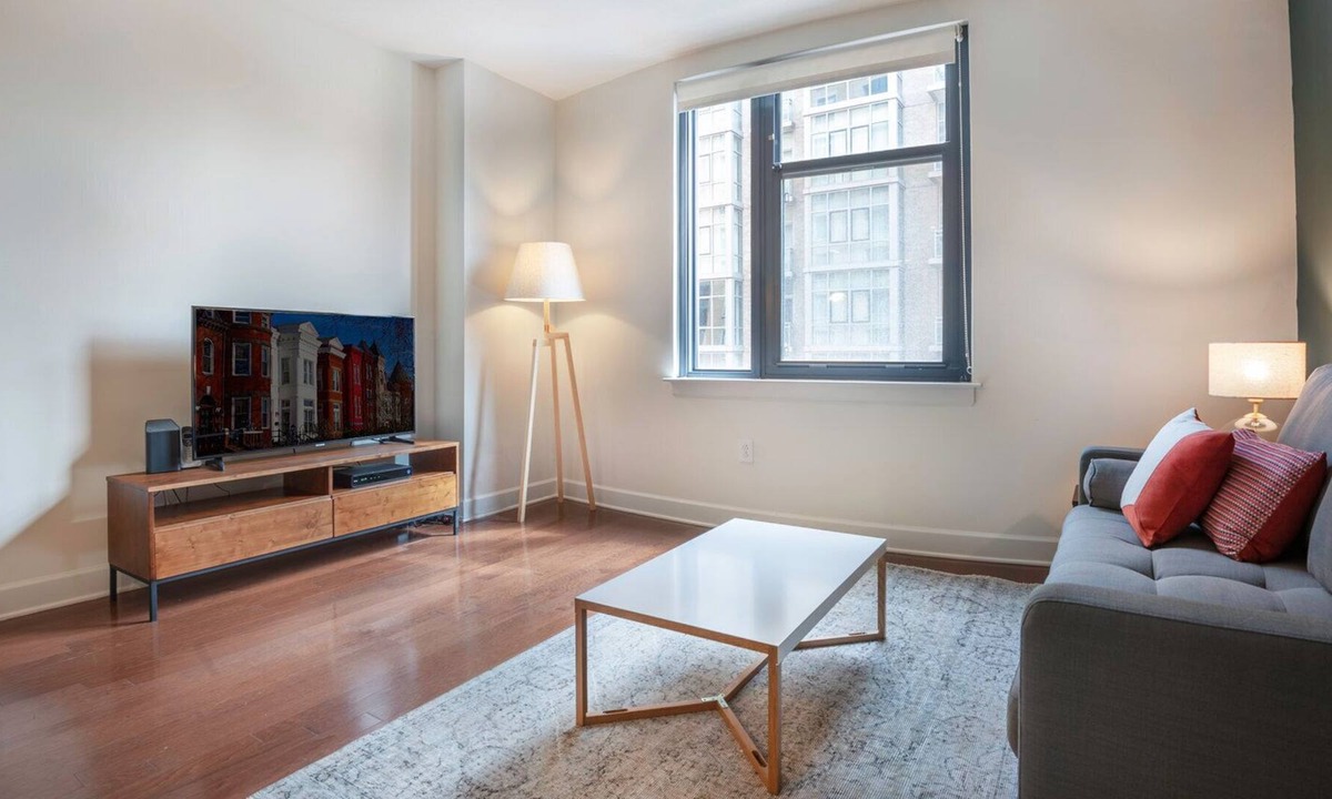 Mount Vernon Triangle Apartment | Bright Mt. Vernon 1BR w/ Gym, W/D, 2 Pools & Rooftop by Blueground