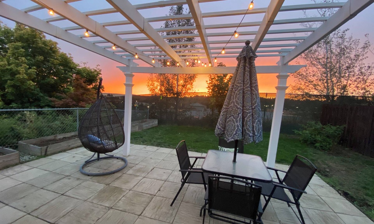 Pullman House | Bright, Single-level 2BR/2BA Townhome with Open Living Spaces and Relaxing Patio