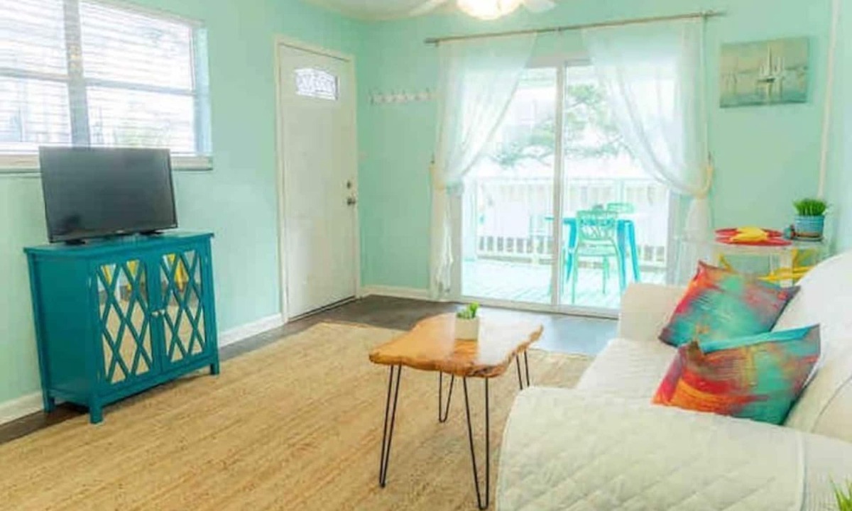 Tybee Island House | Bubble Gum Apt “B”, 2 blocks to the Beach! Sleeps 2 adults