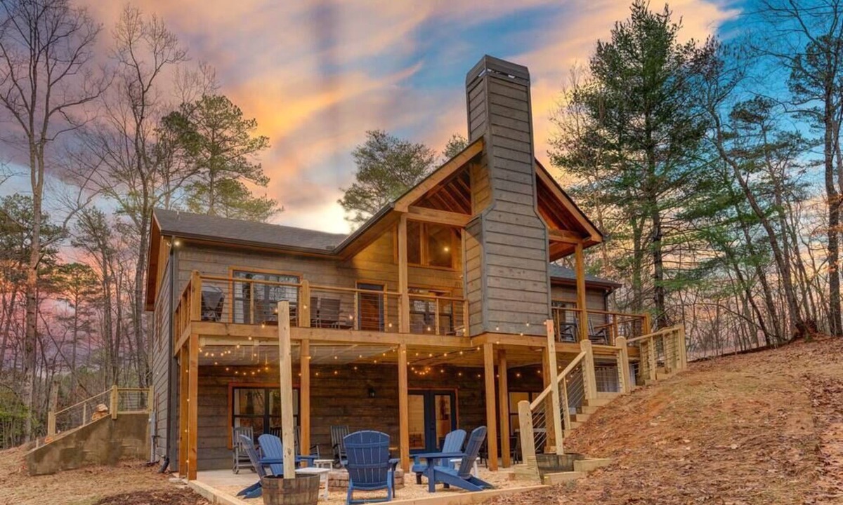 Ellijay Cabin | Bucks & Bourbon-Luxury– 3 King Beds Hot Tub Fire Pit Game & Movie Rooms
