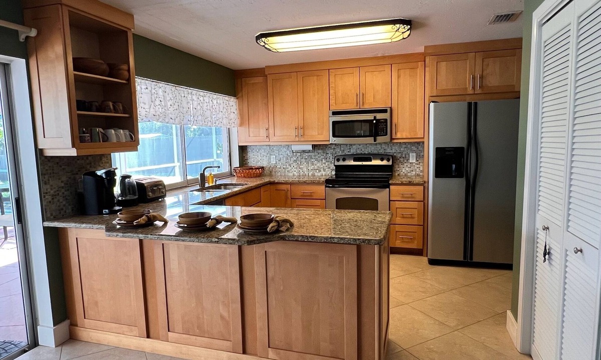 Palm River Estates House | Budget & Pet Friendly 3/2 - Close to Everything