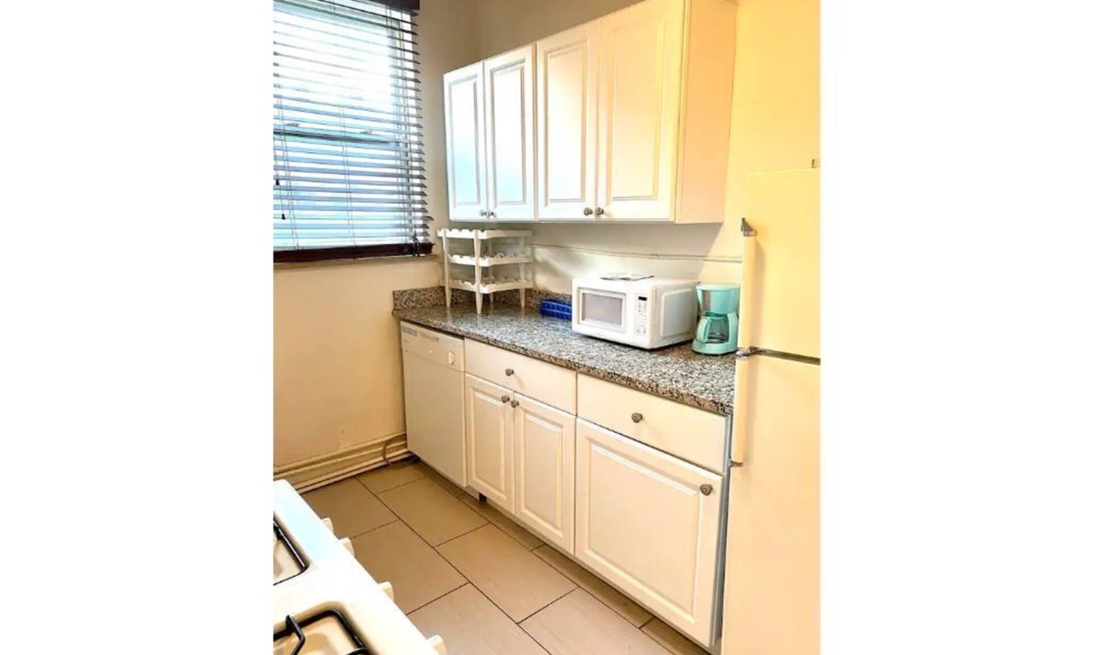 Italian Village Apartment | C- spacious one bedroom apartment just 16 minutes walk to Nationwide Arena
